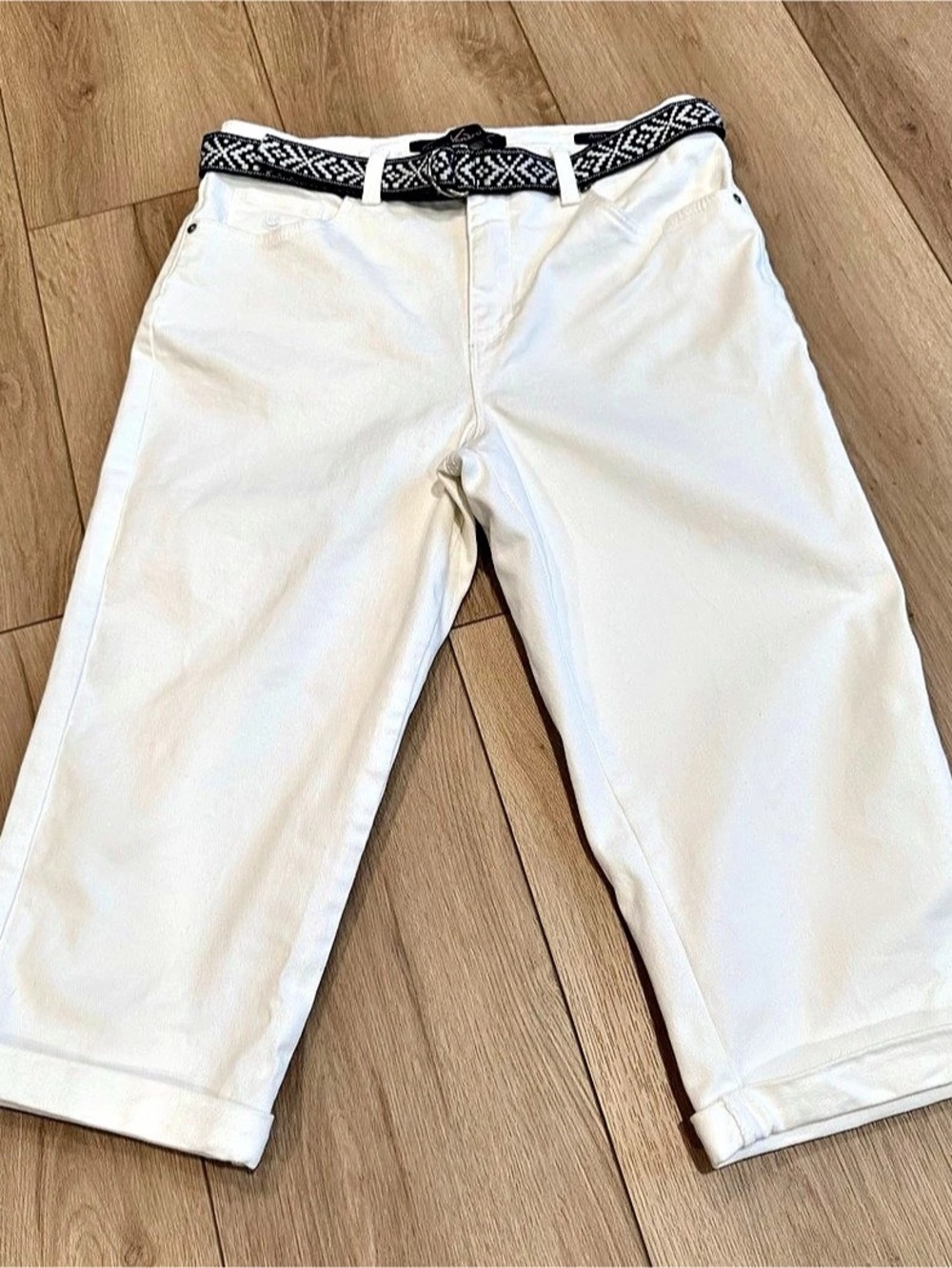 Gloria Vanderbilt Amanda Capri Geometric Belted White Capris Size 10